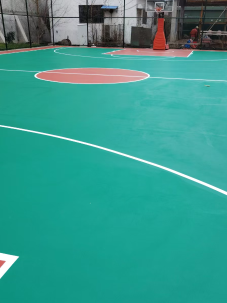 察布查尔 球场长期使用易出现地面开裂